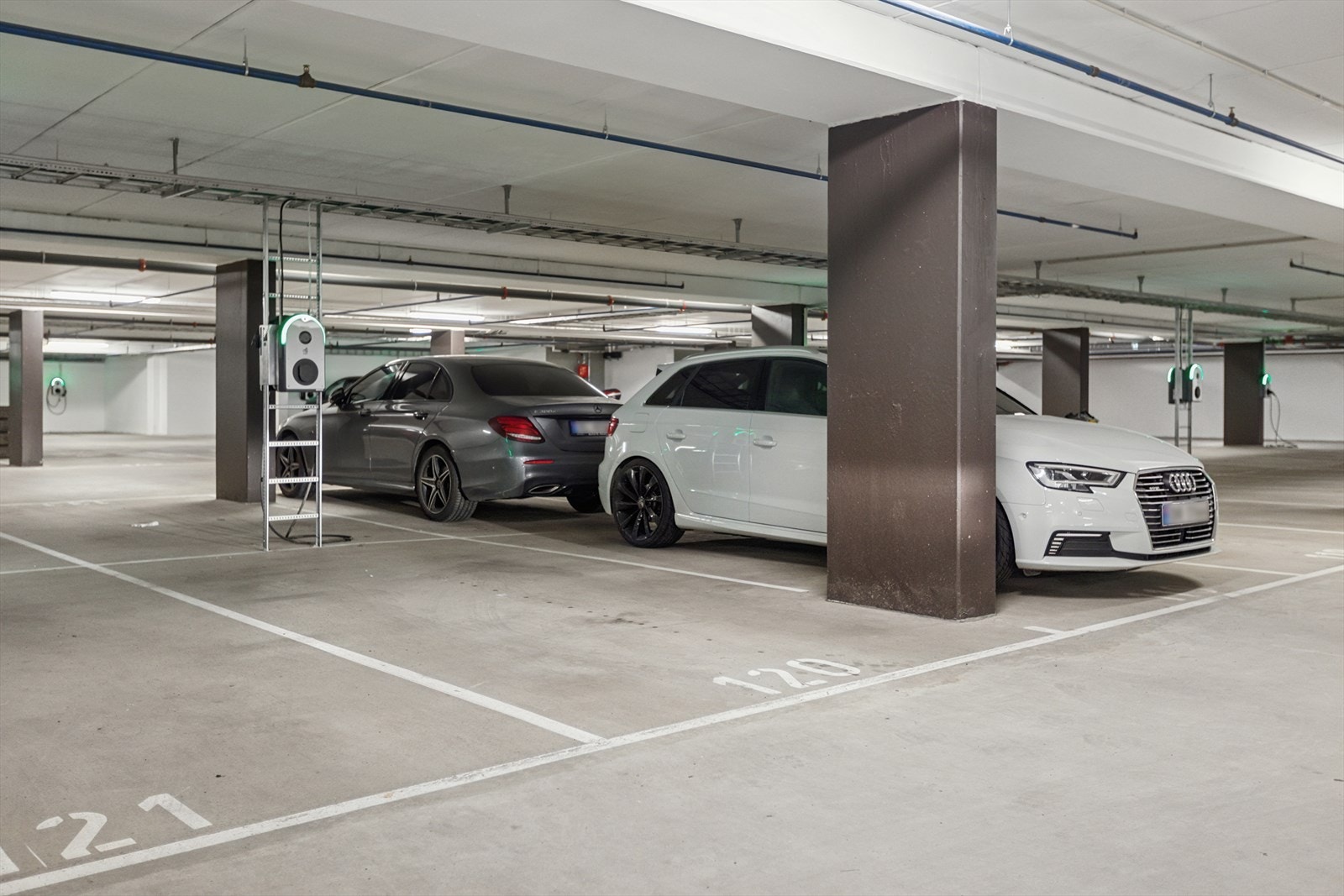 Boligen disponerer garasjeplass nr. 120 med ferdig innstallert el-bil lader. Galleribilde