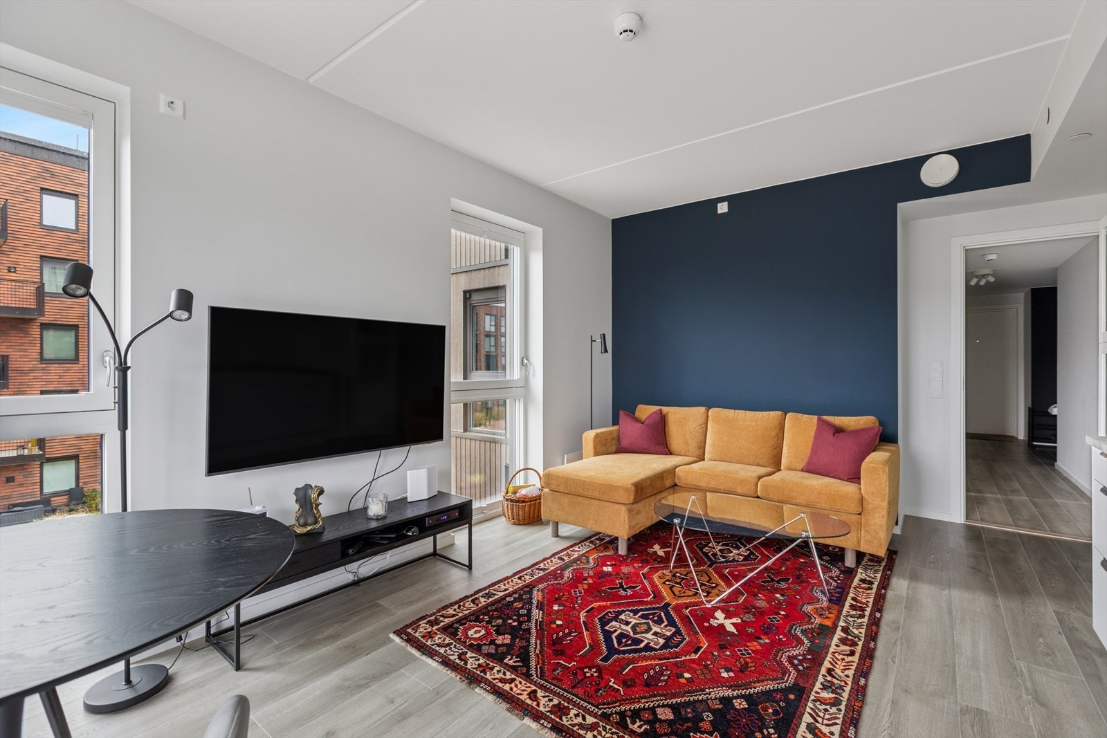 Leiligheten har en romslig og lys stue med en åpen og luftig atmosfære. Galleribilde