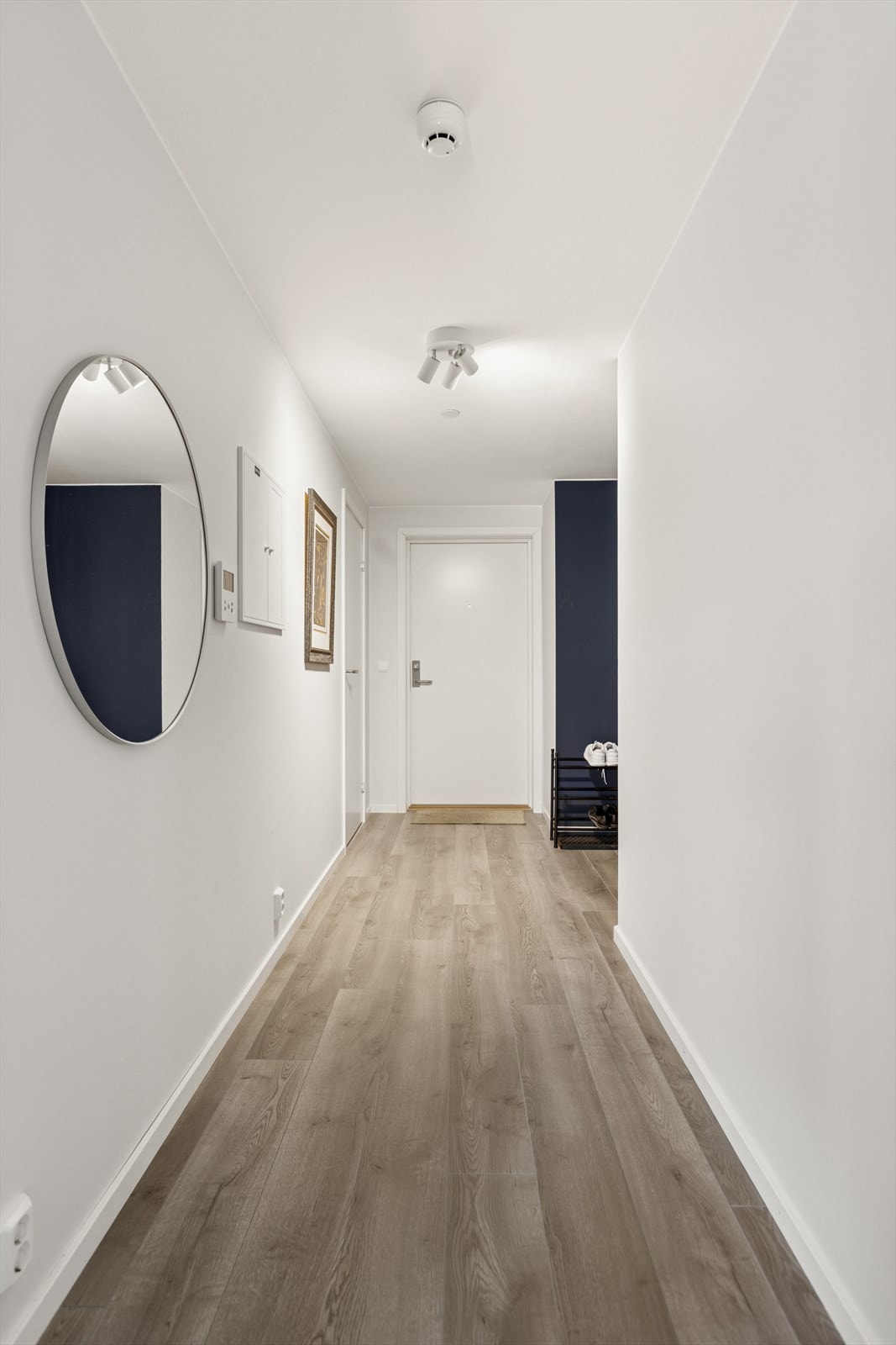 Du ønskes velkommen inn i en lys og behagelig gang. Galleribilde