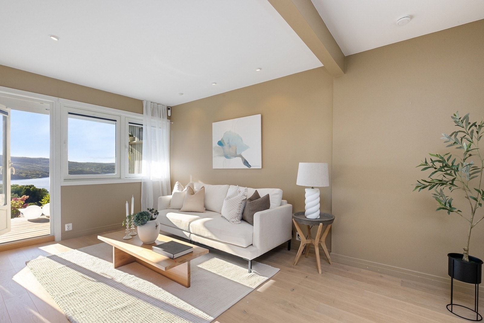 Stue (1) i underetasje med utgang til terrasse (Tv-stue i underetasjen er byggemeldt som soverom) Galleribilde