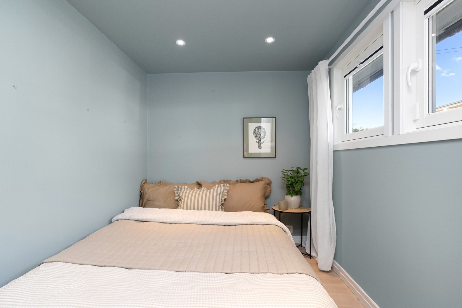 Soverom (1) med adkomst fra entreen. Luke fra soverom til loft med lagringsmuligheter Galleribilde