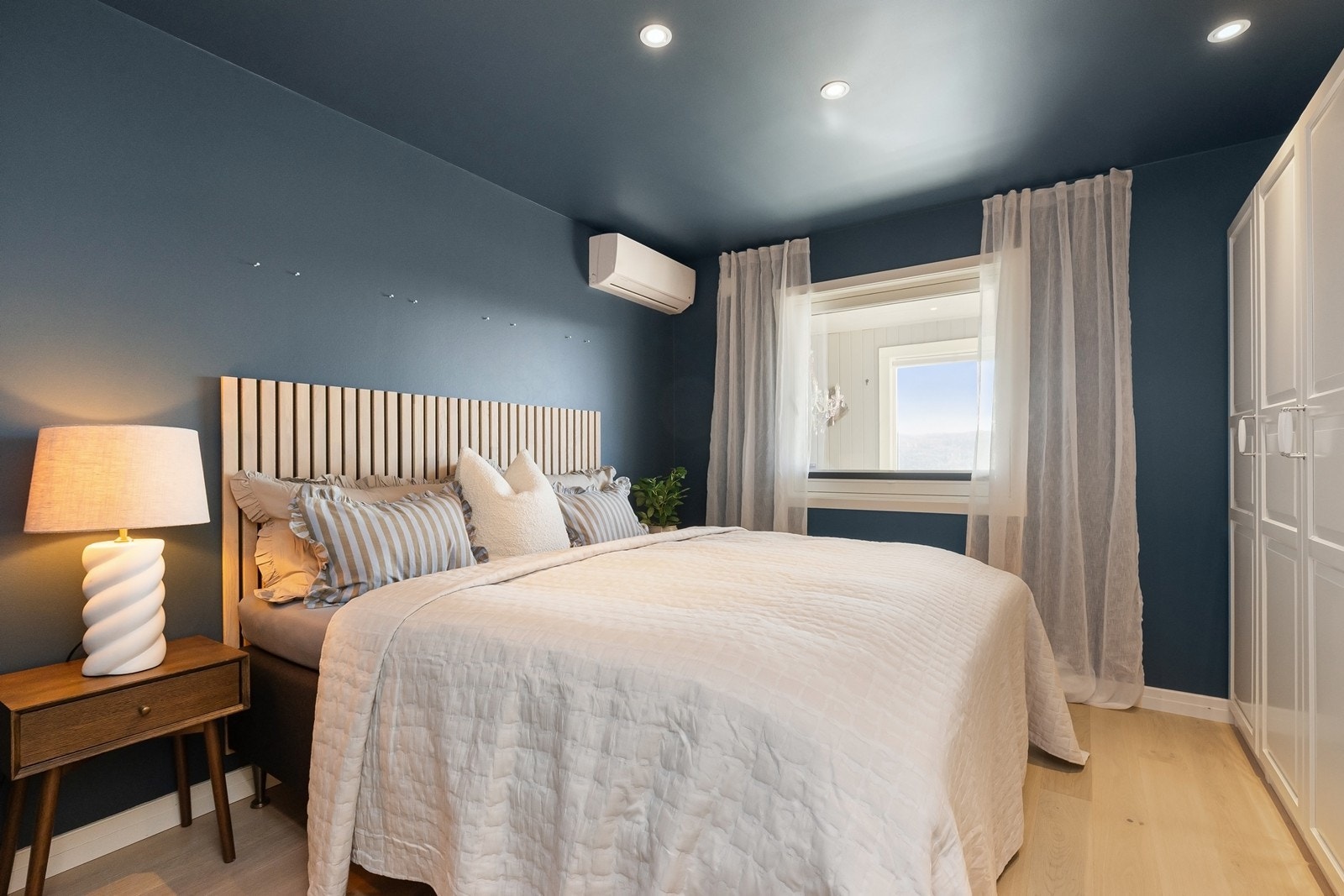 Soverom (2) med heldekkende garderobeskap. Luft/luft-varmepumpe Galleribilde