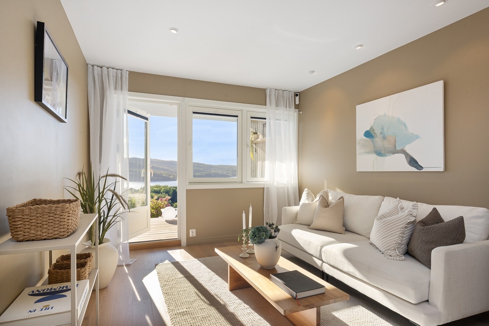 Utgang til overbygget terrasse og hage Galleribilde