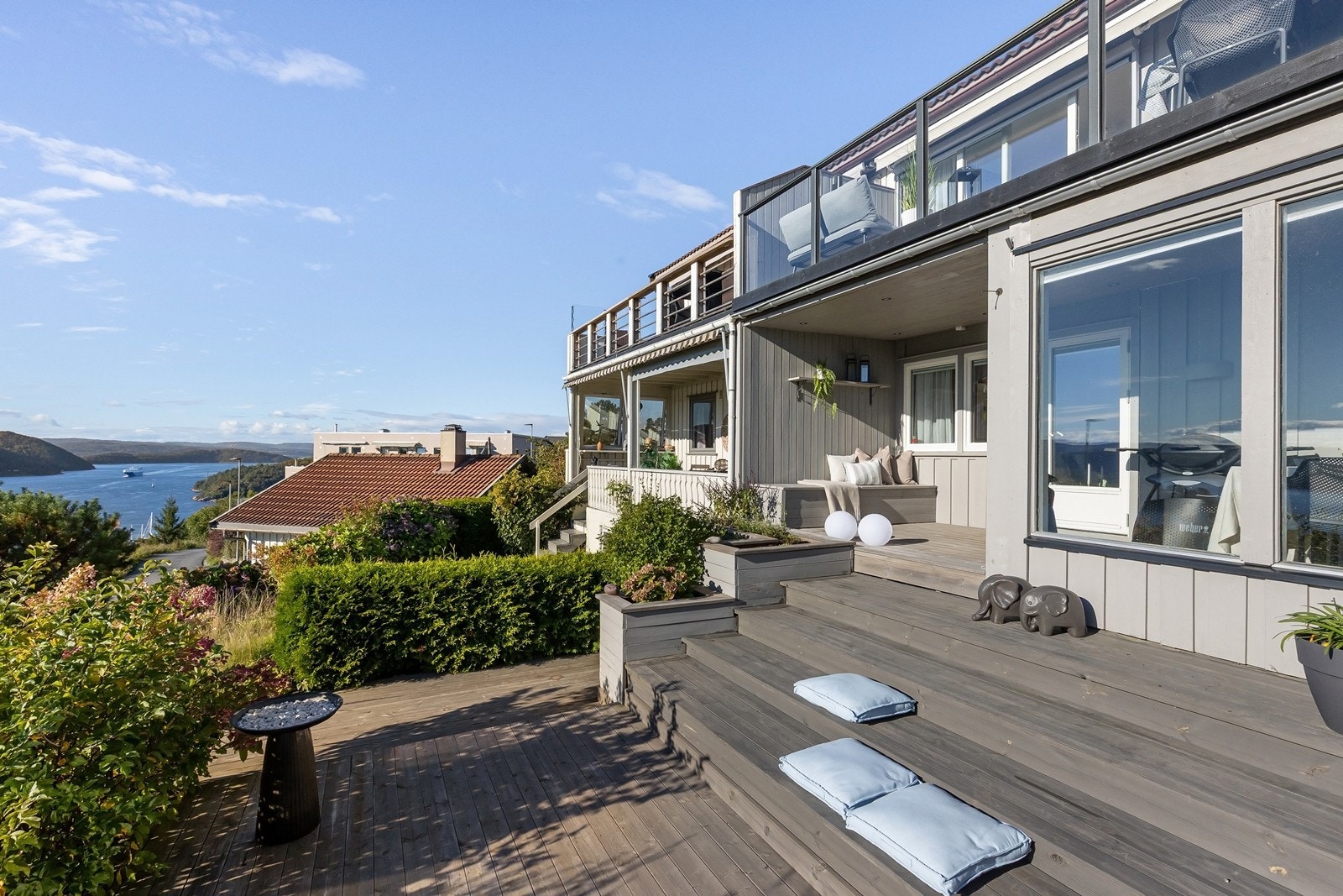 Hagen er flott opparbeidet med nivåinndelte soner og rikelig med sitte-/solplasser Galleribilde