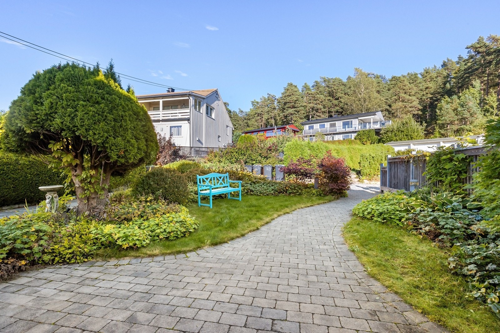 Steinsatt adkomst som leder videre til garasje Galleribilde