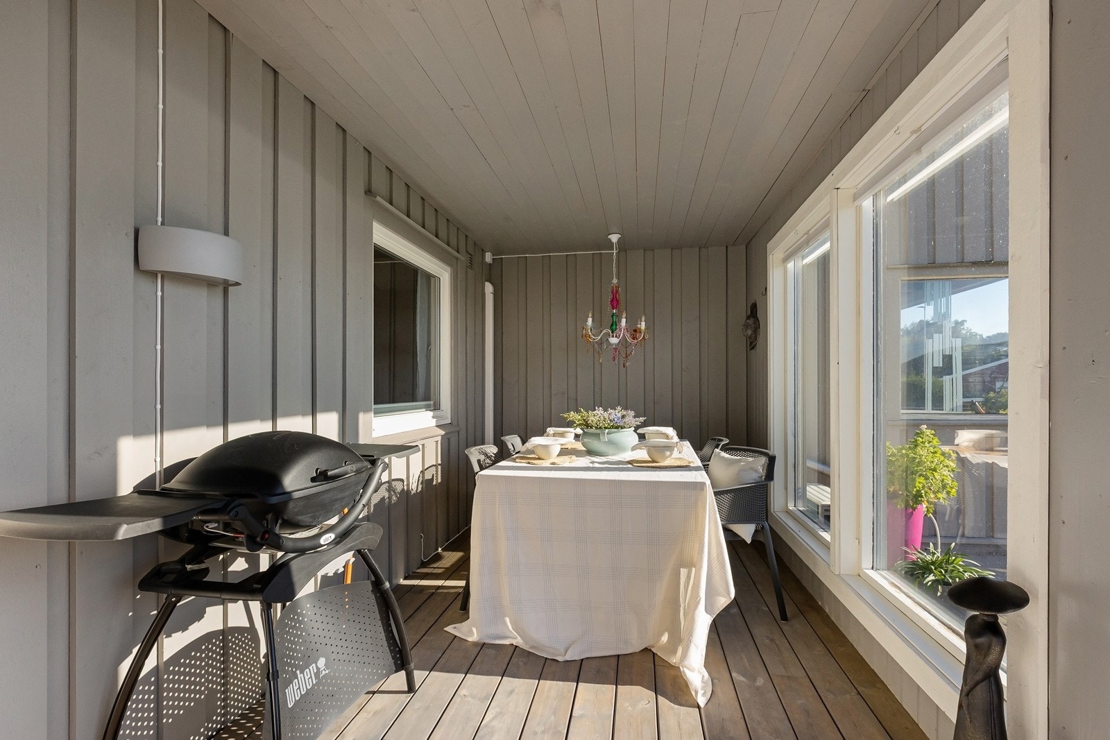 Innbygget del av terrassen - perfekt plass å samle til hyggelig lag Galleribilde