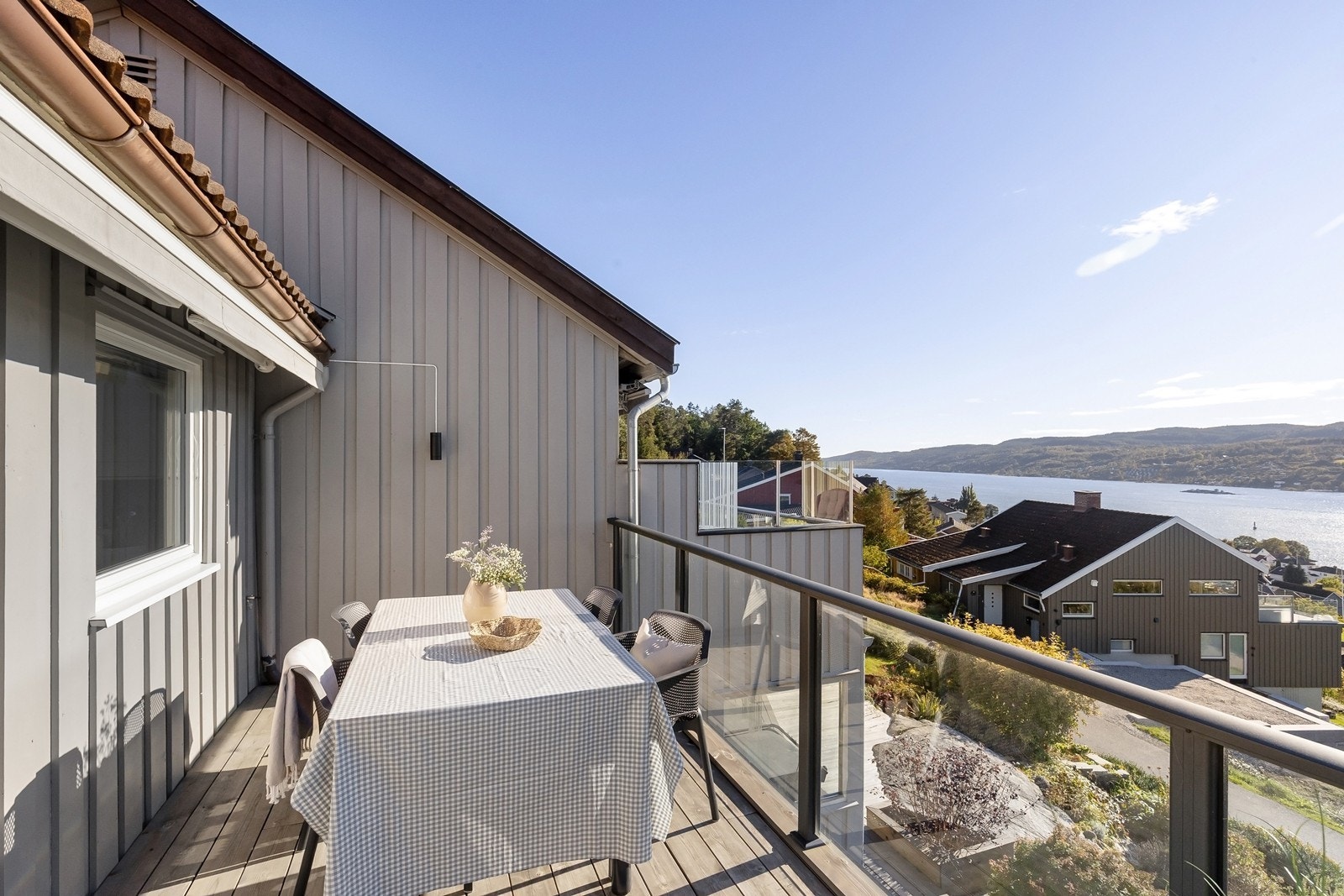 Smakfullt rekkehus m/fantastisk fjordutsikt fra Drøbaksundet og innover Oslofjorden Galleribilde