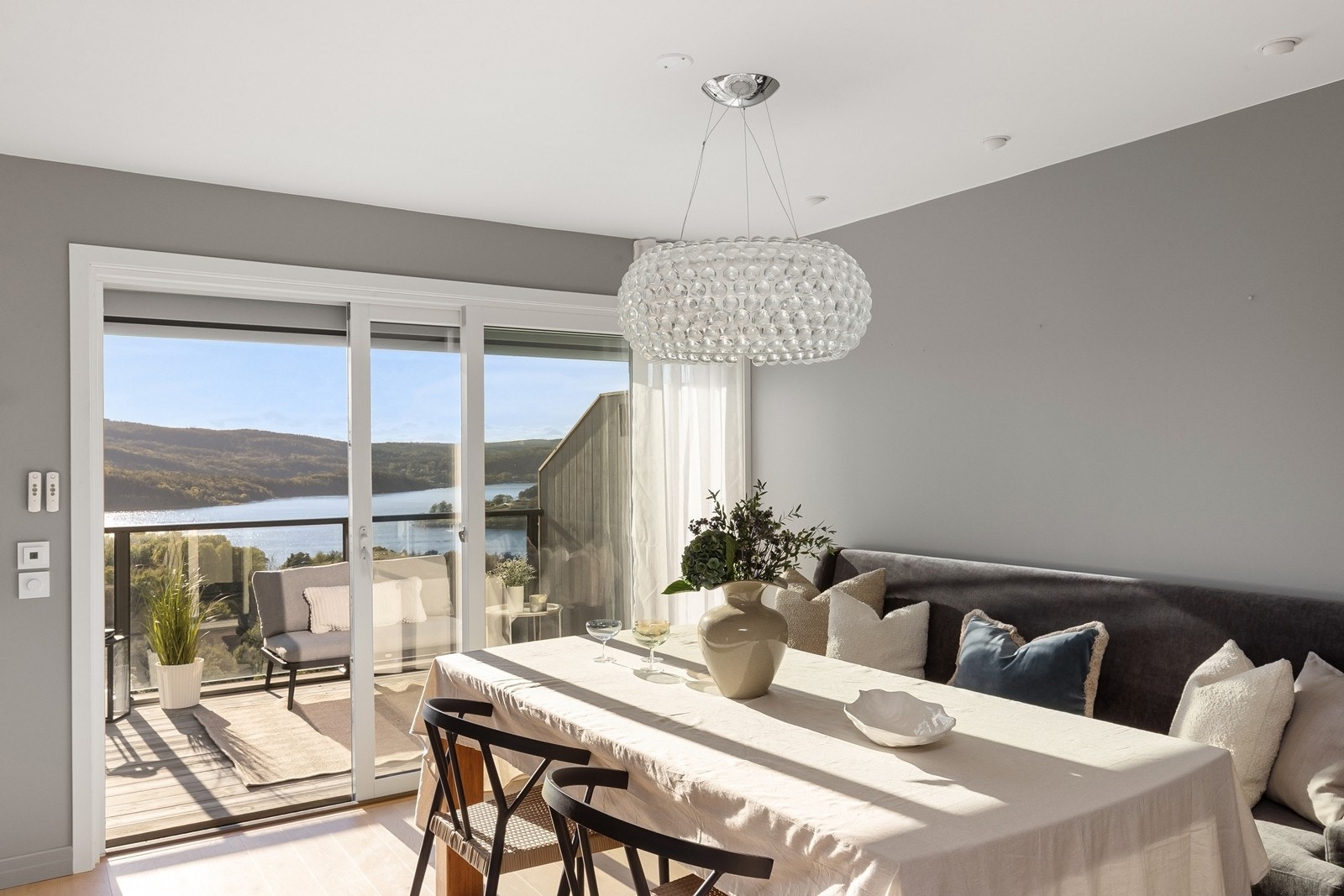 Hjemmet byr på en moderne og lys atmosfære Galleribilde