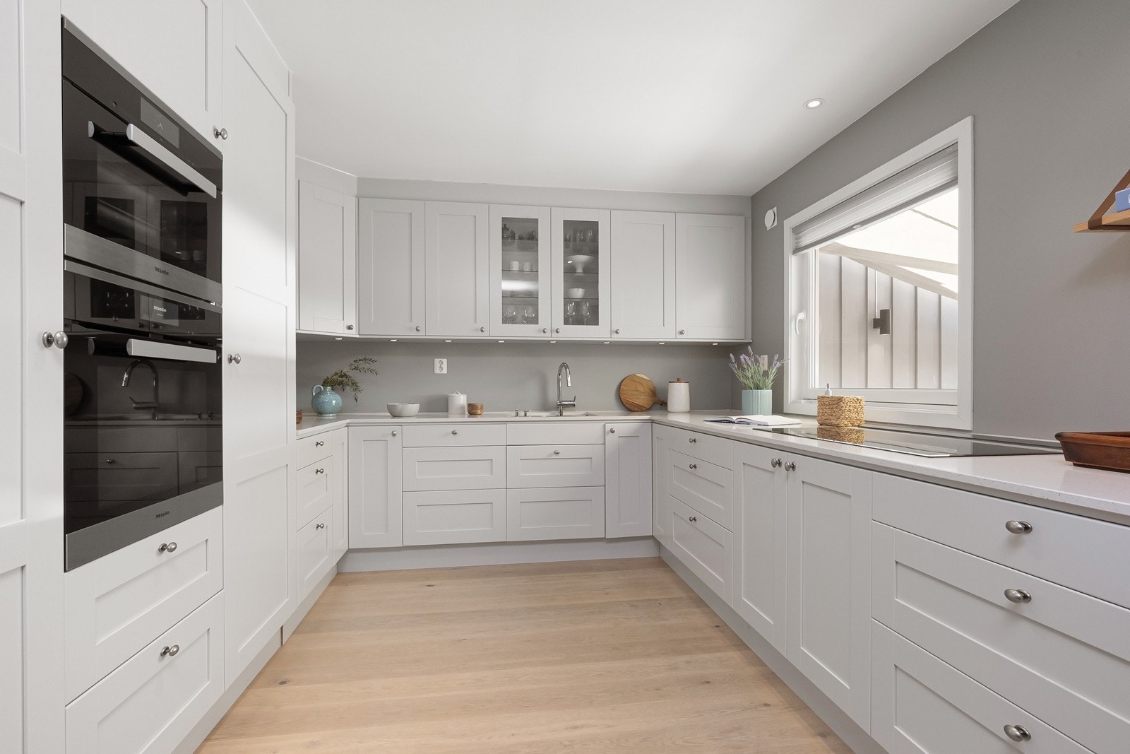 Kjøkkeninnredning med hvitevarer fra 2014. Integrerte hvitevarer som stekeovn, induksjon platetopp med integrert ventilator (kullfilter), mikrobølgeovn, kjøleskap og oppvaskmaskin Galleribilde