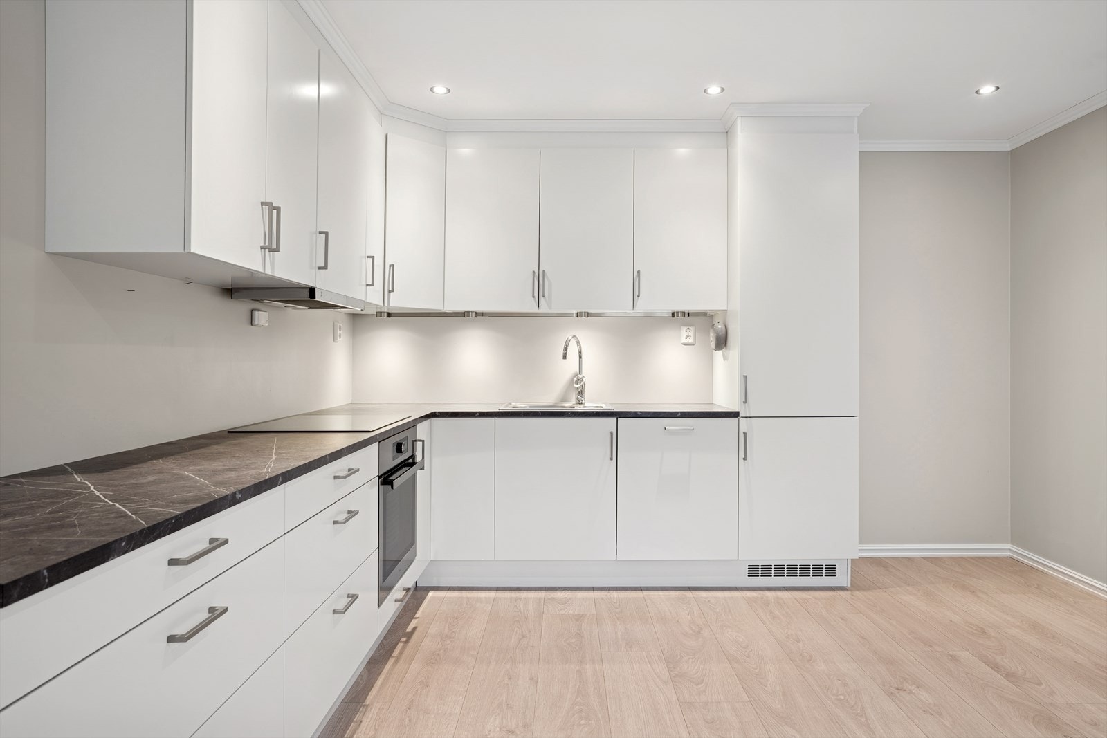 Godt utstyrt kjøkken med integrerte kjøl/fryseskap, oppvaskmaskin, induksjonstopp, stekeovn og komfyrvakt. Galleribilde