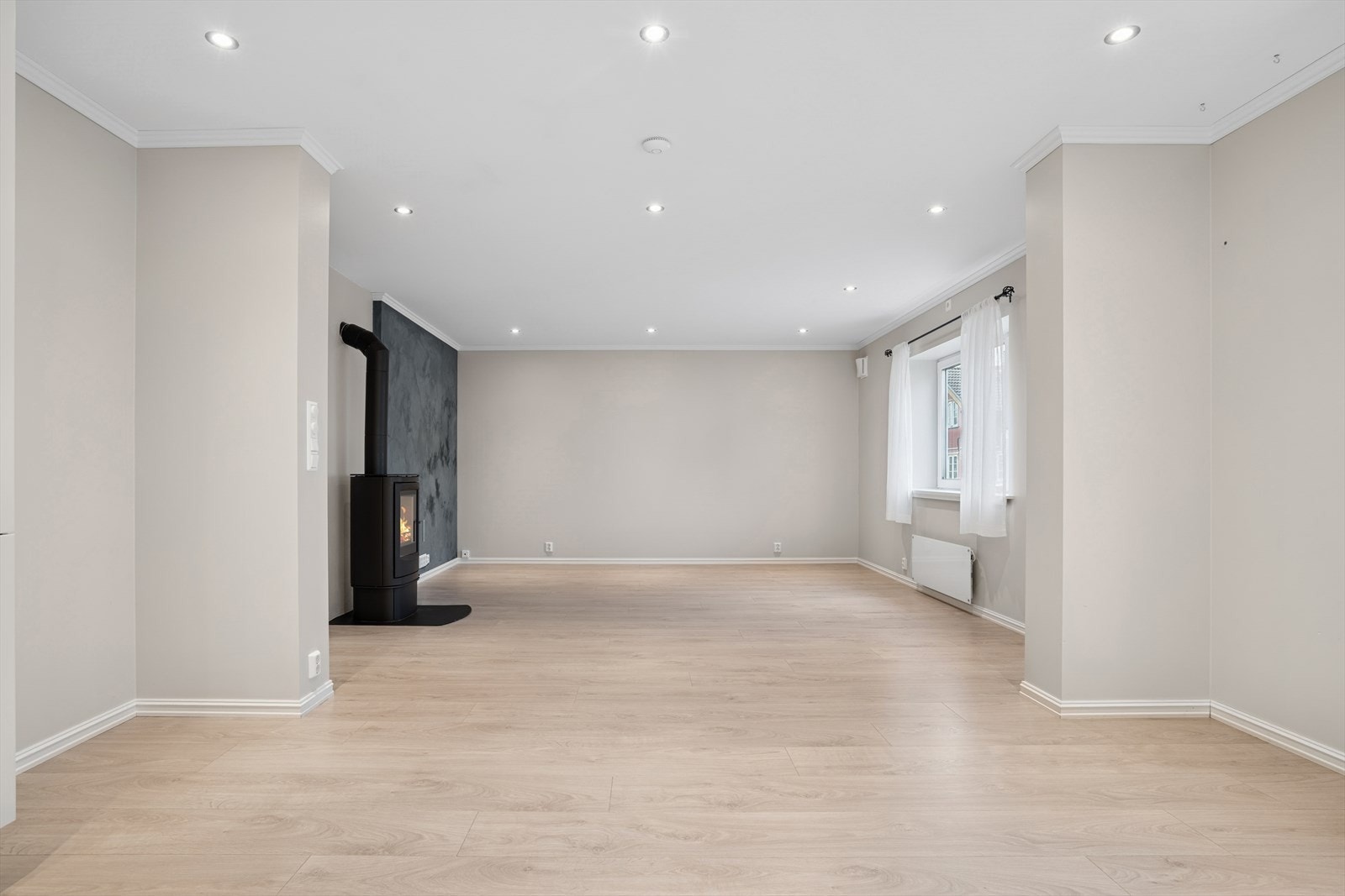 Oppvarming via panelovner og ildsted Galleribilde