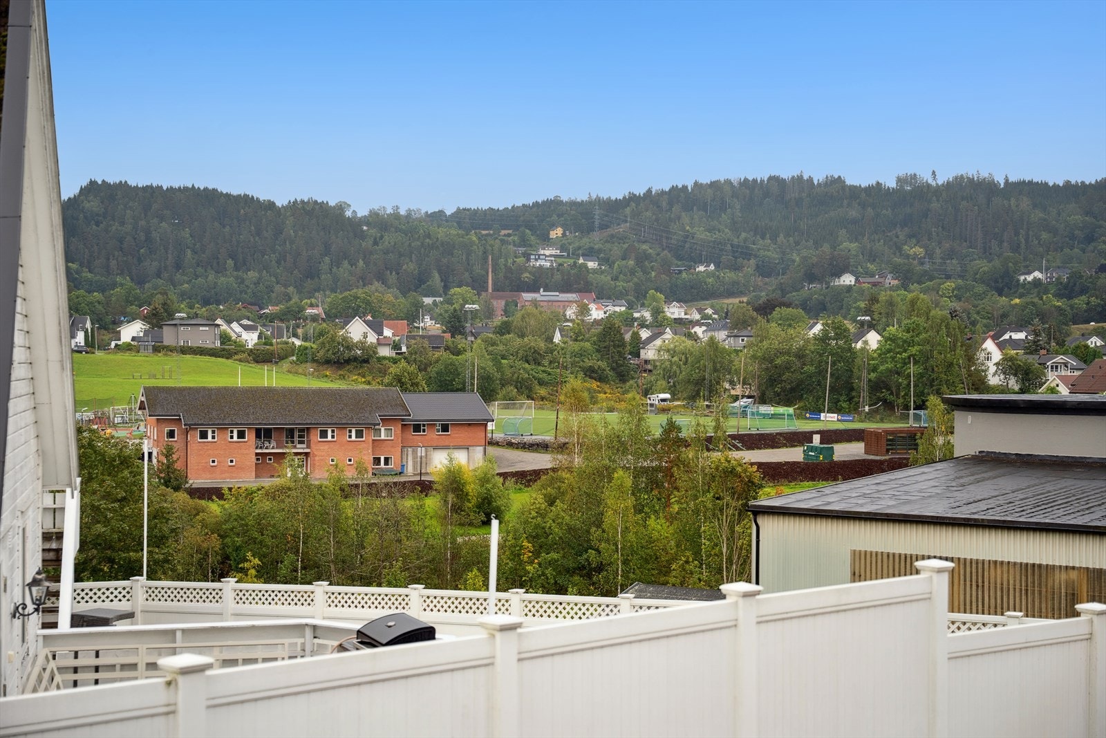 Utsikt mot Strandajordet - med treningspark, fotballbane og discgolf Galleribilde
