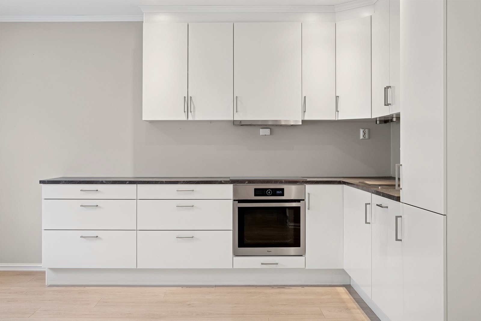 Kjøkkeninnredningen er fra Sigdal Galleribilde