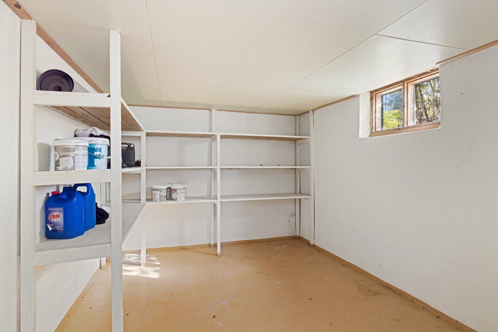 Her finnes det god lagringsplass, og arealet gir mange muligheter for praktisk bruk. Galleribilde