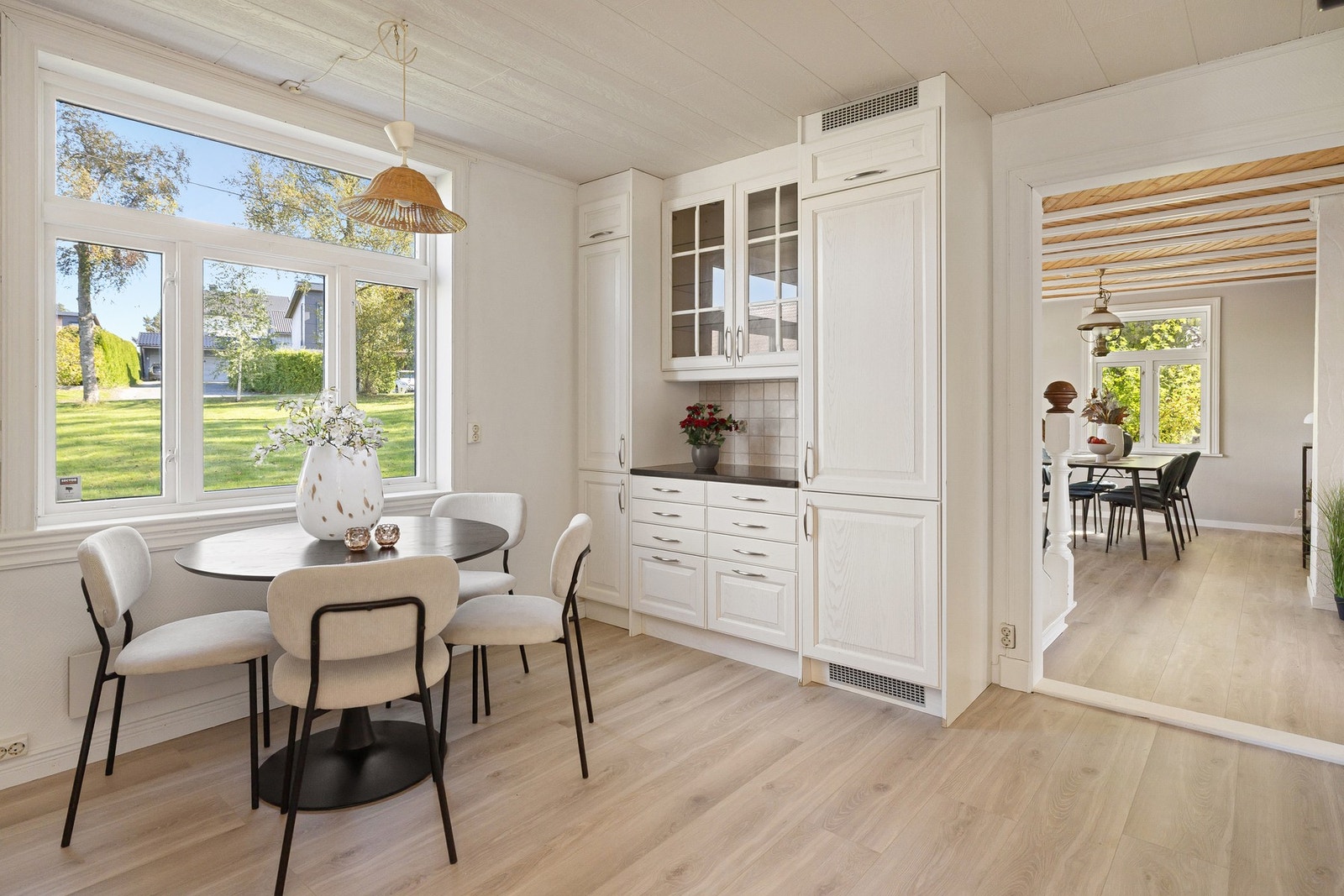 Stort vindu slipper inn rikelig med naturlig lys. Galleribilde