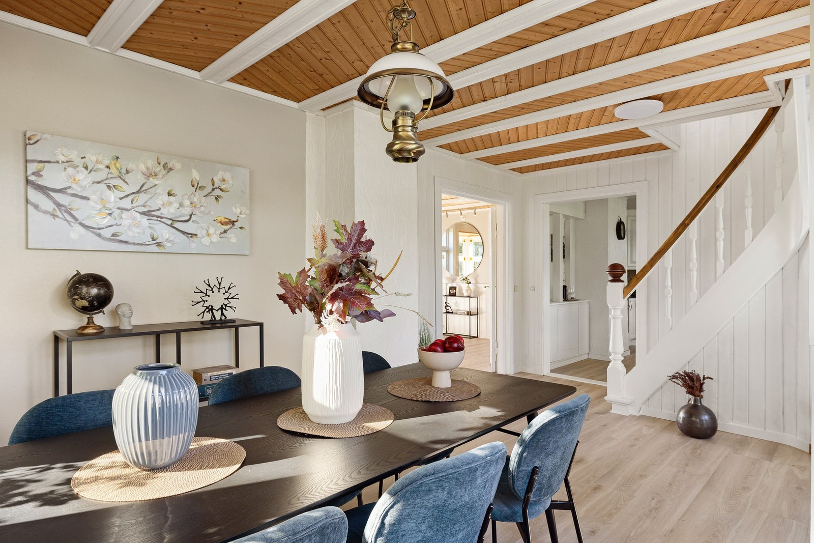 Plass til stor langbord i spisestuen. Galleribilde