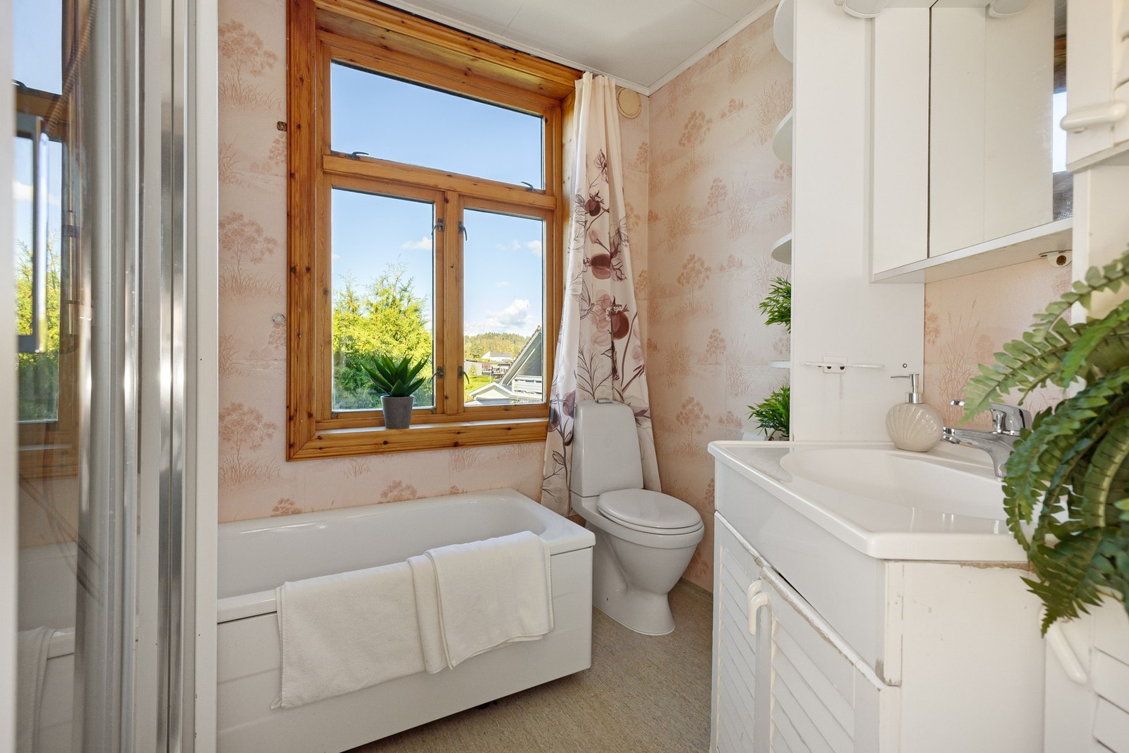 Med renovering kan dette bli et praktisk og moderne familiebad. Galleribilde