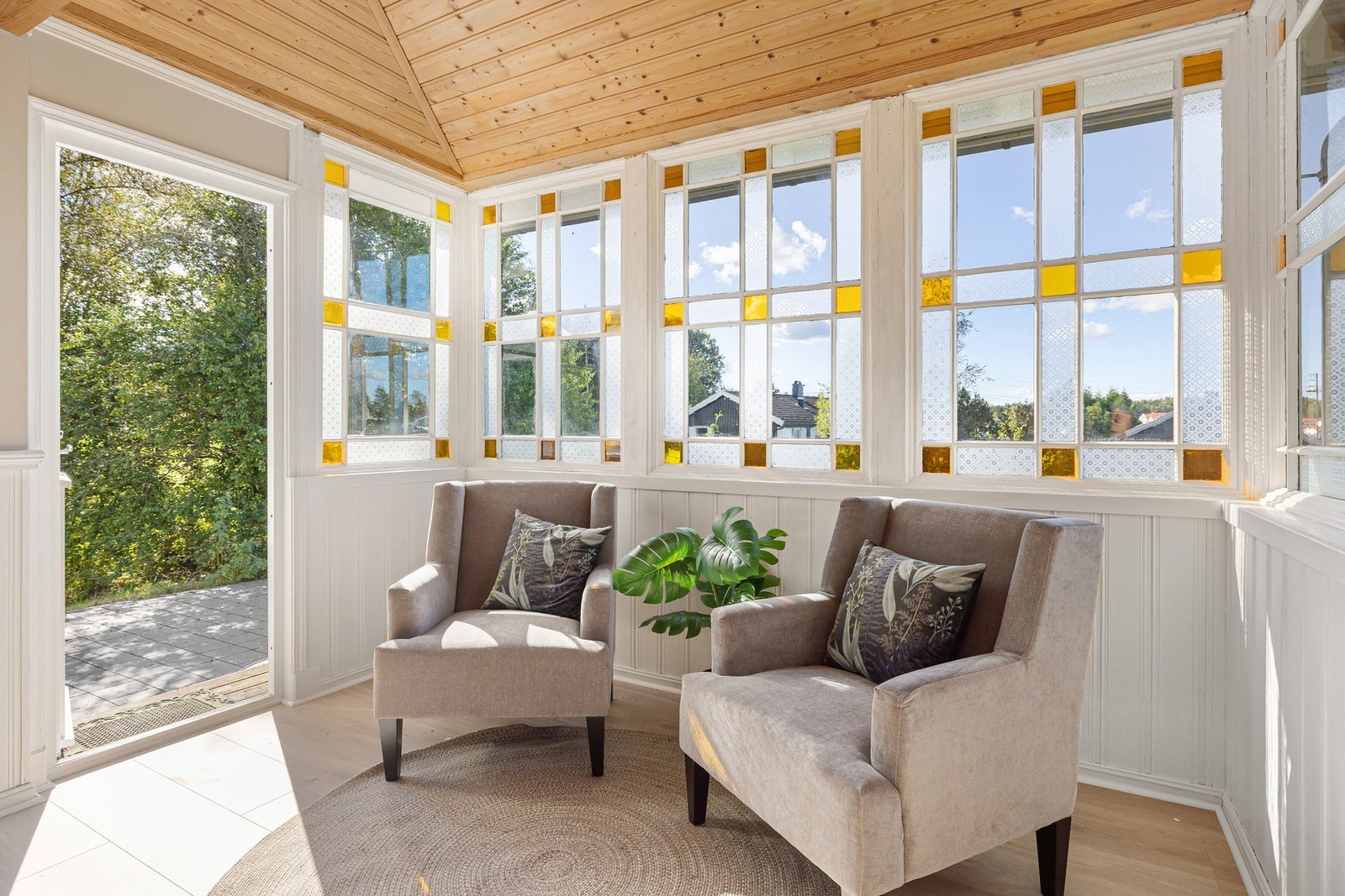 Fra stuen er det utgang til hagen via en trapp. En glassveranda gir ekstra lys og en koselig atmosfære. Dette er unikt! Galleribilde