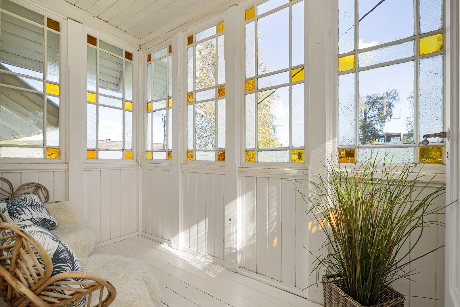 Utgang til en innglasset balkong - et flott sted å nyte en kopp kaffe med utsikt over nærområdet. Galleribilde