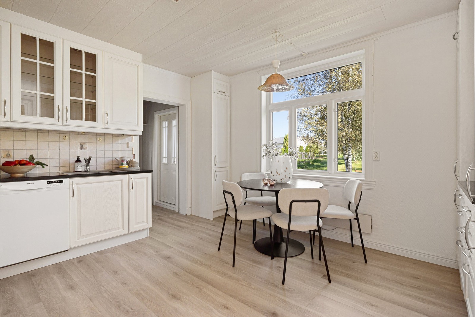 Fra entreen og mellomgangen kommer du videre inn til kjøkkenet. Galleribilde