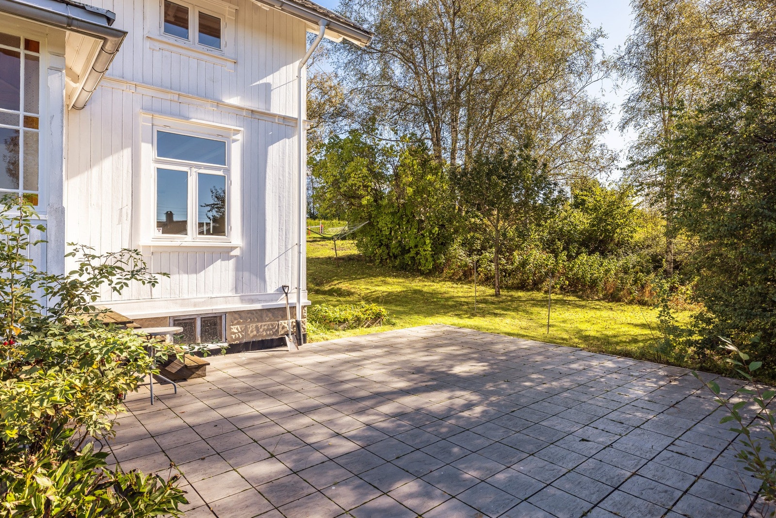 God plass til utemøblement og grill. Galleribilde