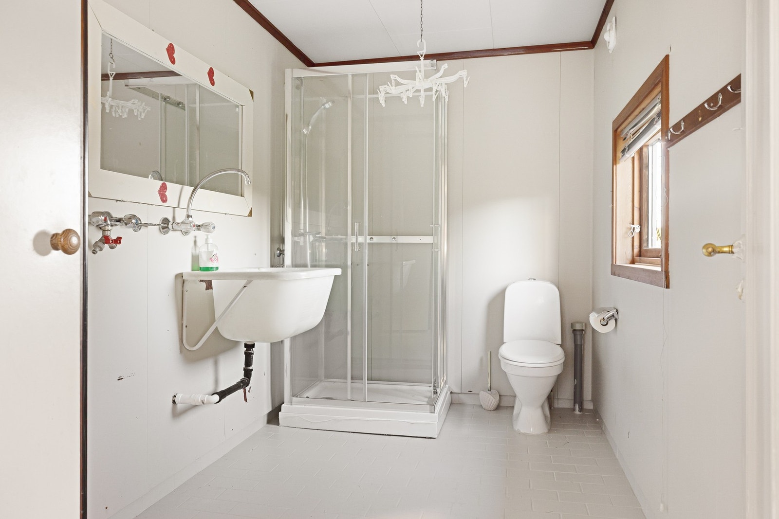 Praktisk plassert bad i tilknytning til entreen. Galleribilde