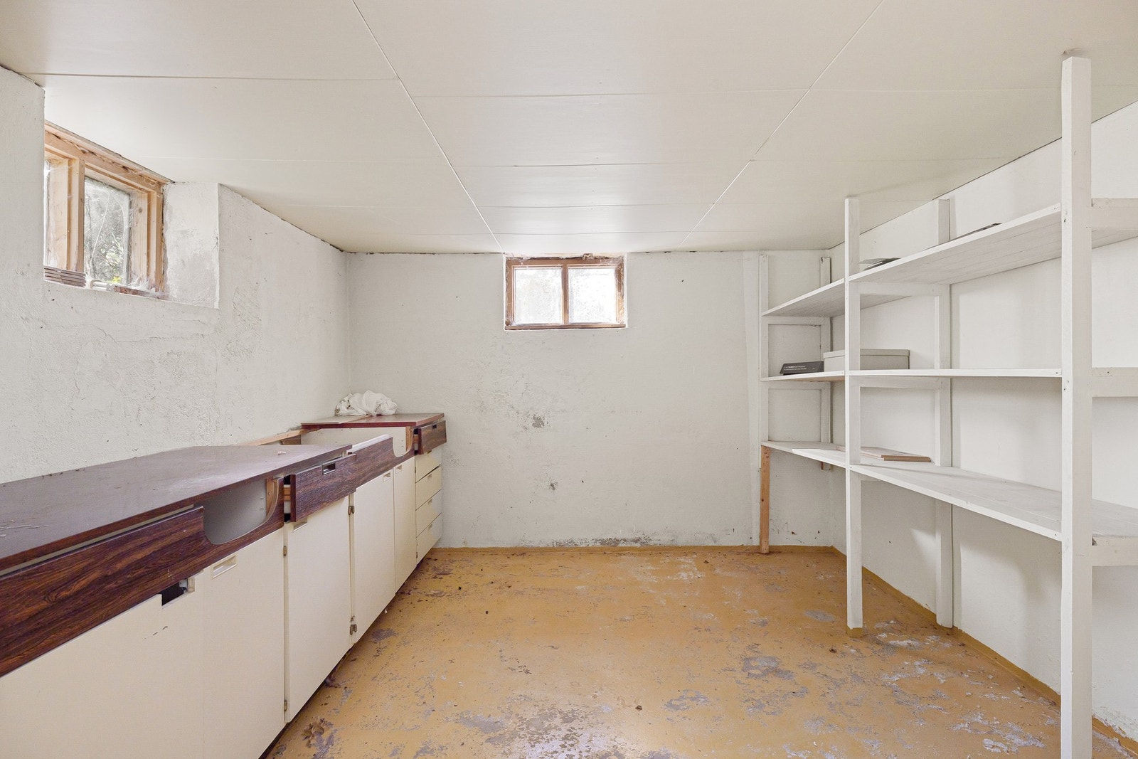 Taket har en høyde på ca. 1,96 meter, og rommene har mur- og betongvegger. Galleribilde