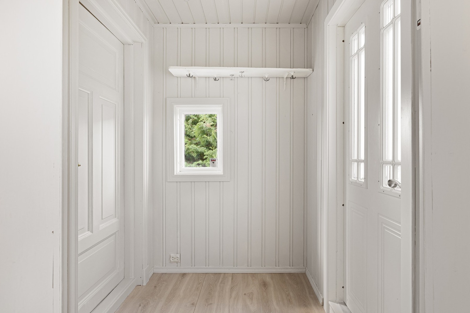 God plass til å henge fra seg yttertøy og sette fra seg sko i entre. Galleribilde