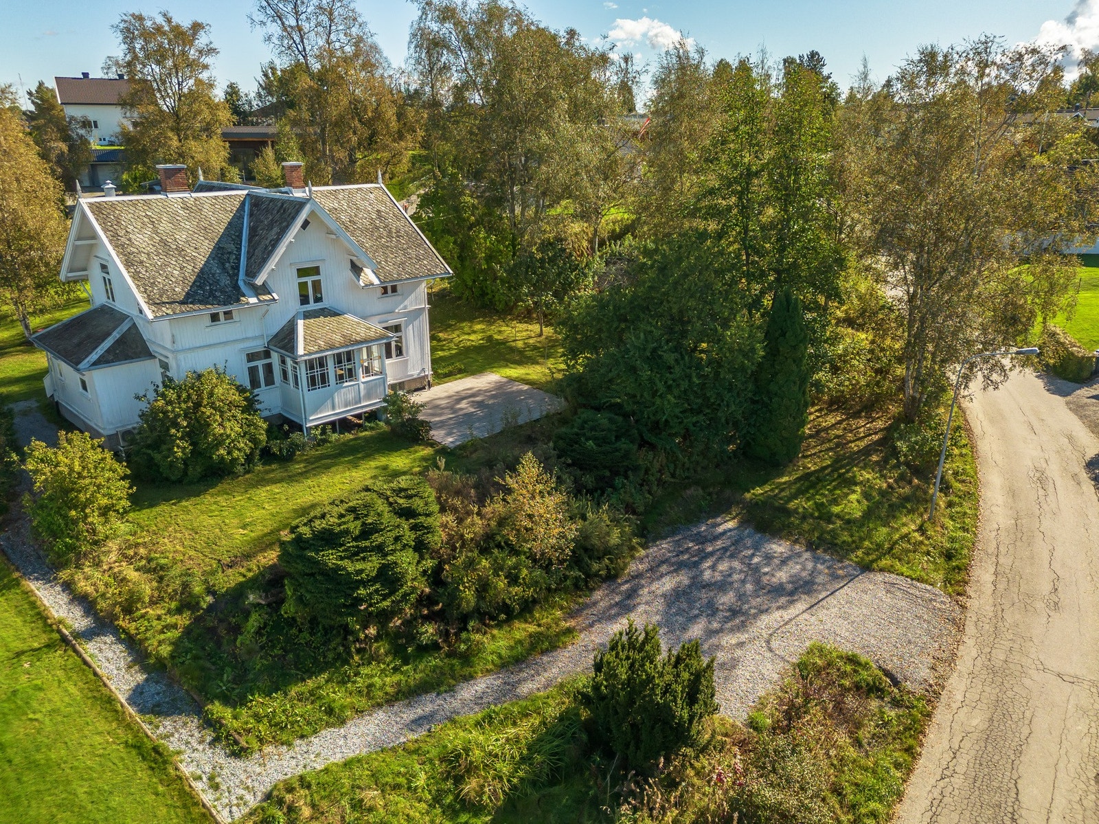 Flott tomt med masse frodig grøntareal. Galleribilde