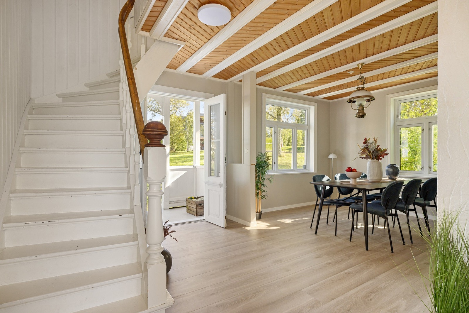 1. etasje har både spisestue og stuedel. Galleribilde