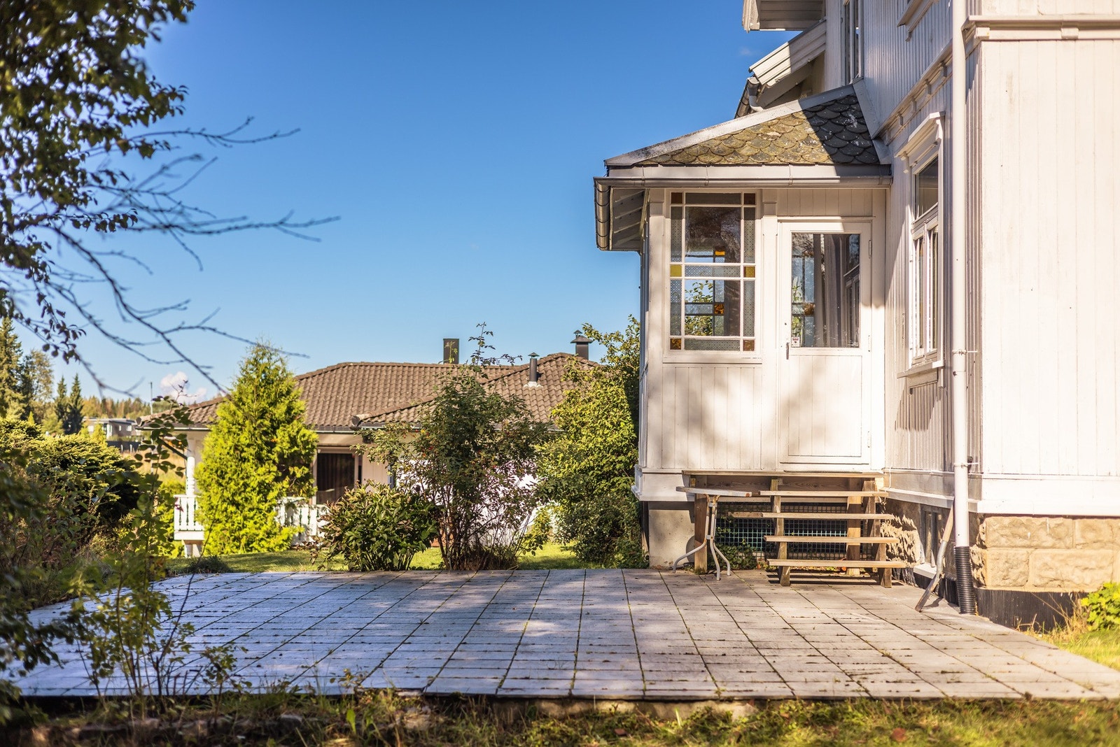 Stor terrasse med adkomst fra stue. Galleribilde
