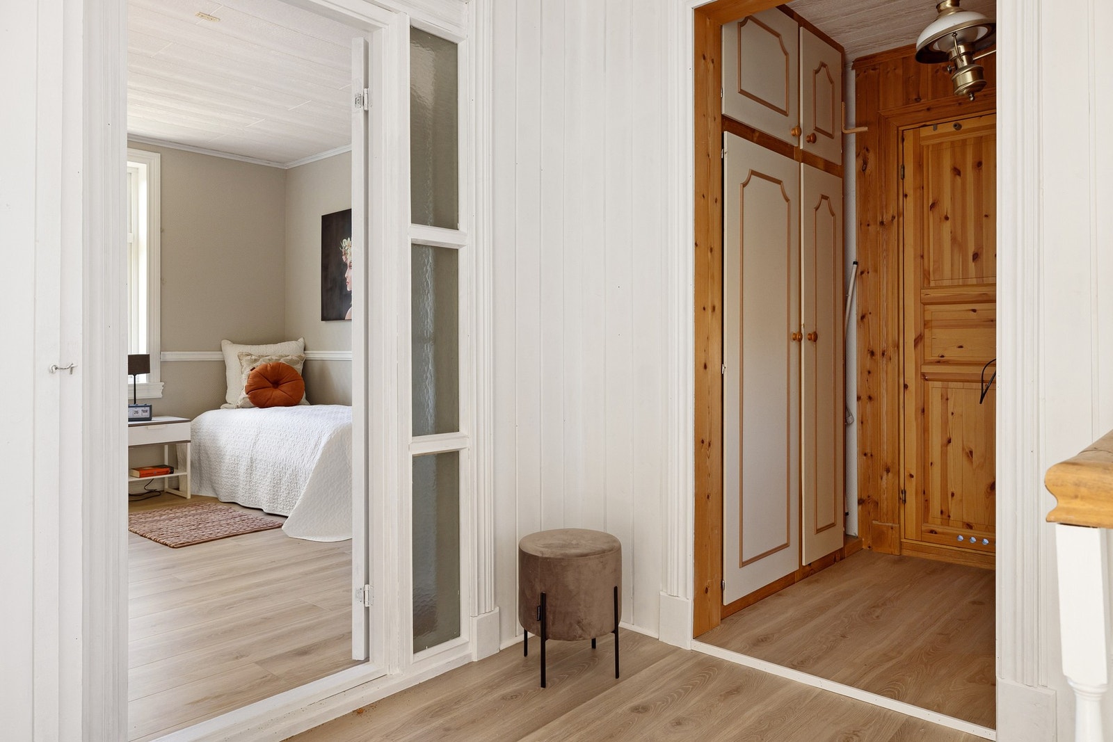 Innebygde skap i mellomgang. Galleribilde