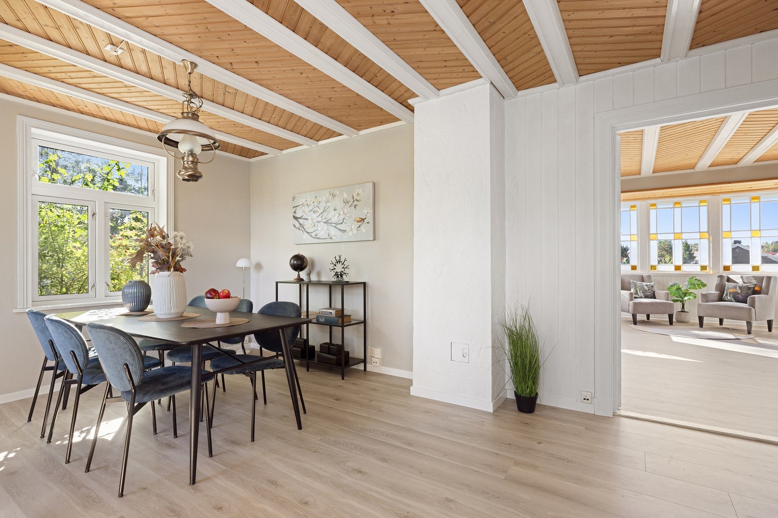 Flere vinduer slipper inn rikelig med naturlig lys. Galleribilde