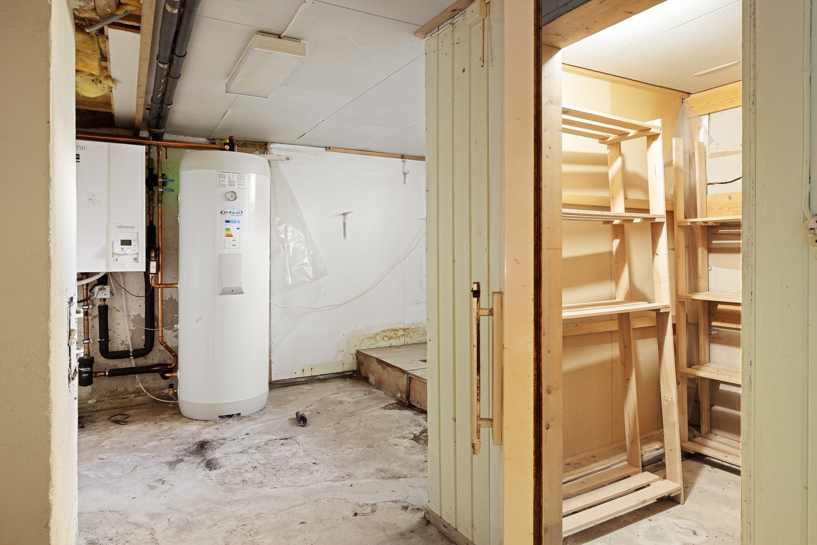 Varmtvannsbereder plassert i kjeller. Galleribilde