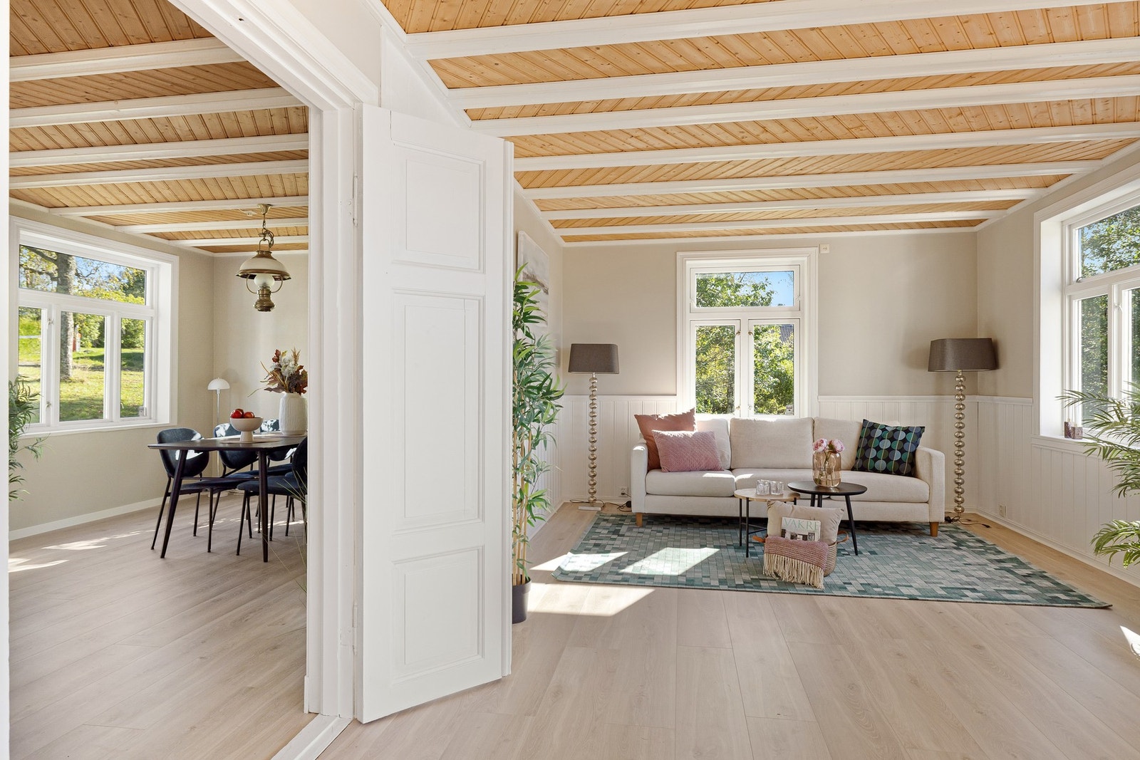 Store fløydører mellom spisestue og stue. Galleribilde