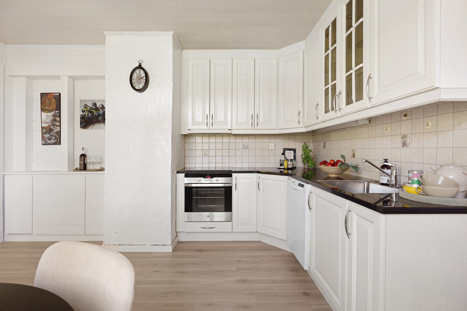 Kjøkkenet har godt med både benk- og skapplass. Galleribilde