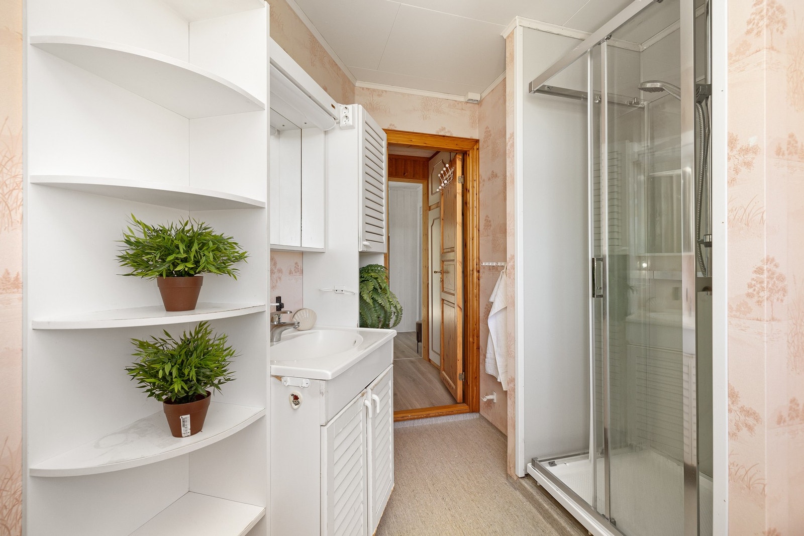 Badet i 2. etasje er innredet med servant, toalett og dusjkabinett. Galleribilde