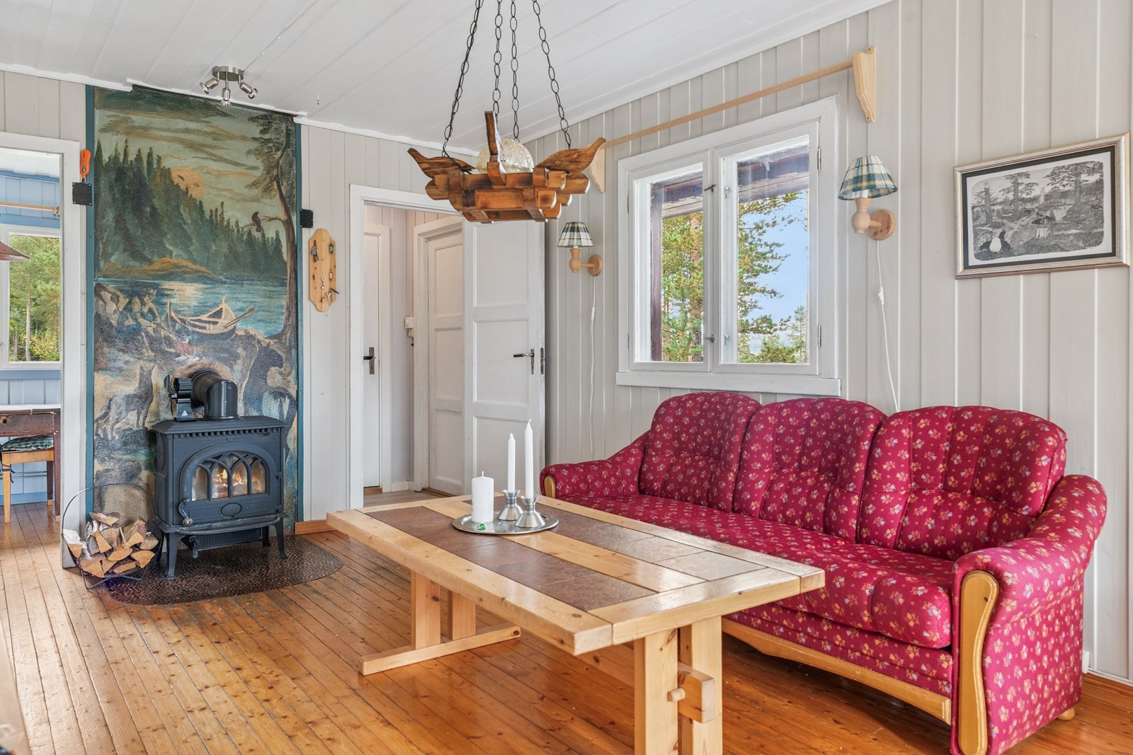 En vedovn i stuen sørger for effektiv oppvarming og en klassisk hytteatmosfære. Galleribilde