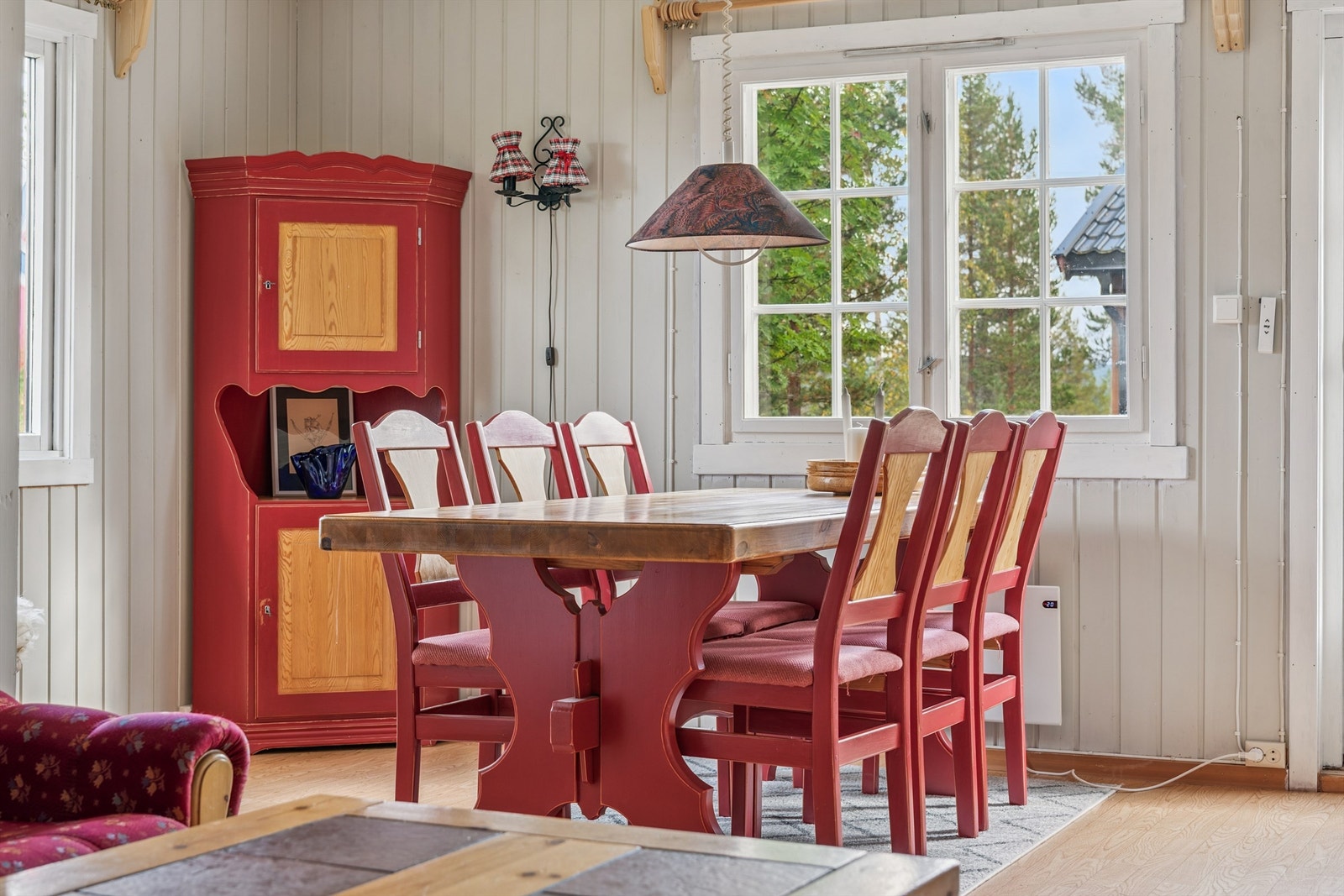 Spisestuen ligger i åpen forbindelse med stuen, noe som skaper et helhetlig oppholdsrom. Galleribilde