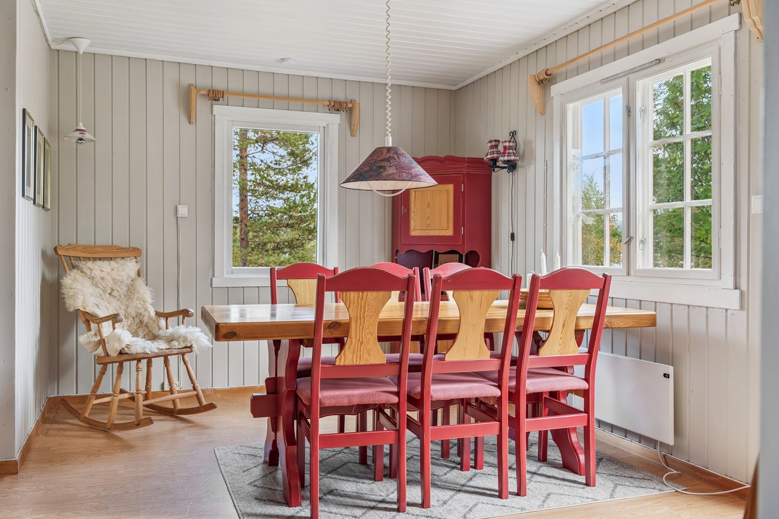 Vi starter i spisestuen, en lys og åpen del av hyttas sosiale sone. Galleribilde