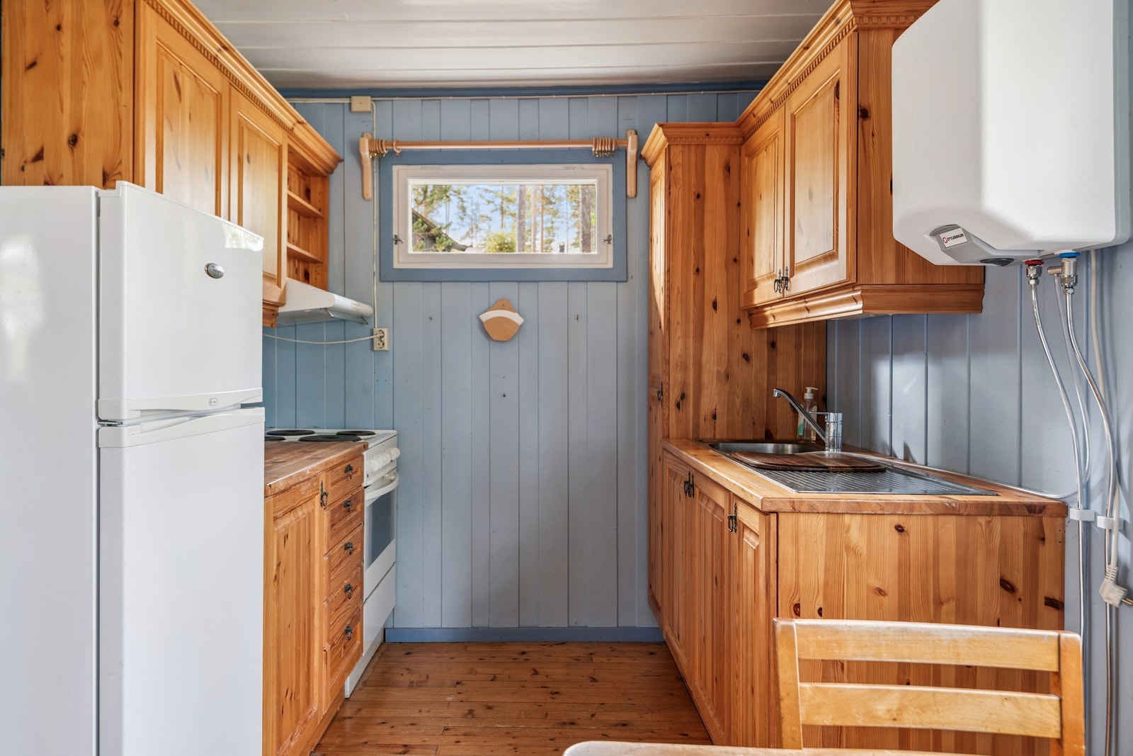 Kjøkkenet har en tradisjonell innredning med fronter og benkeplater i heltre. Galleribilde