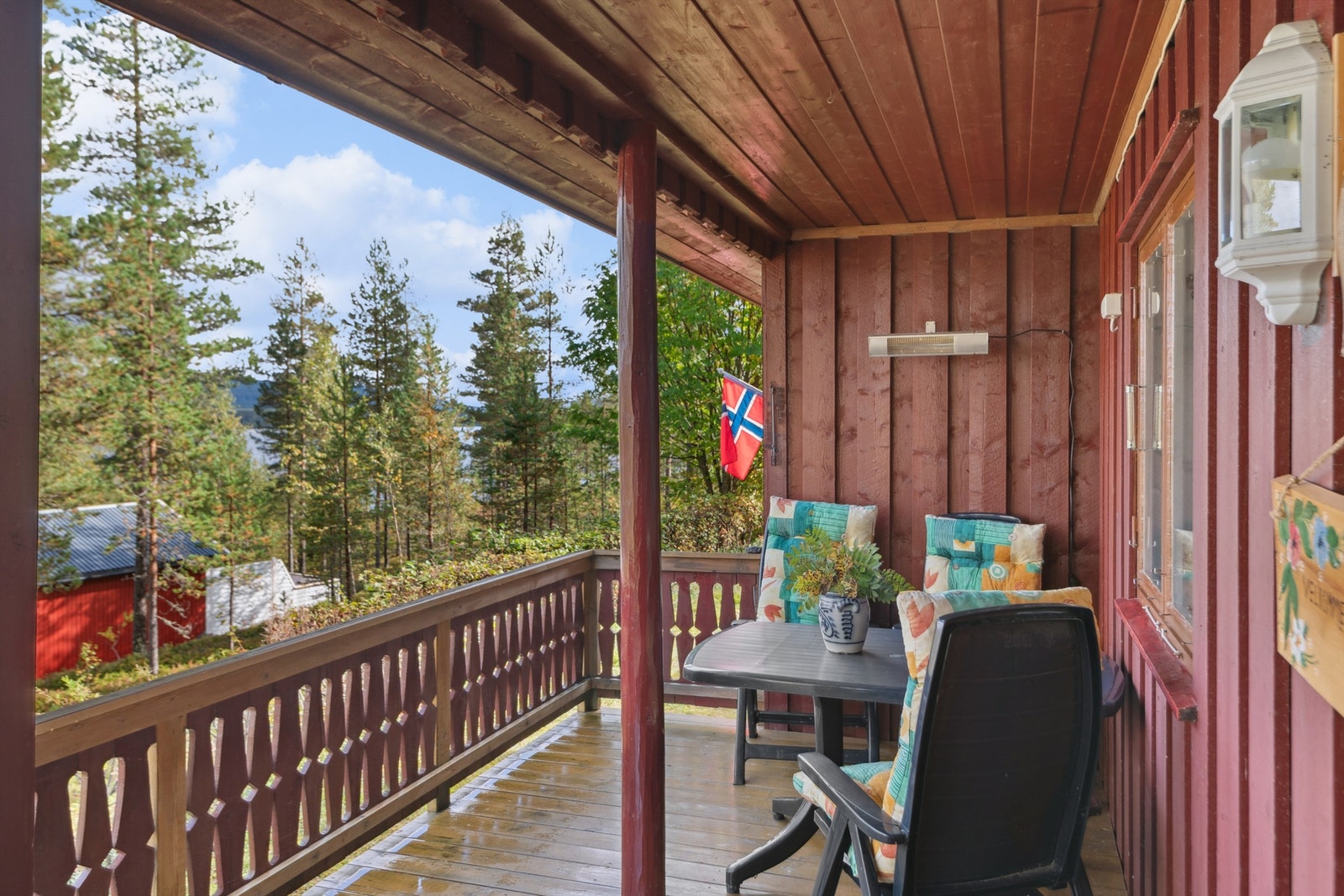 Ved inngangspartiet er det en overbygget svalgang, oppført i 1992. Galleribilde