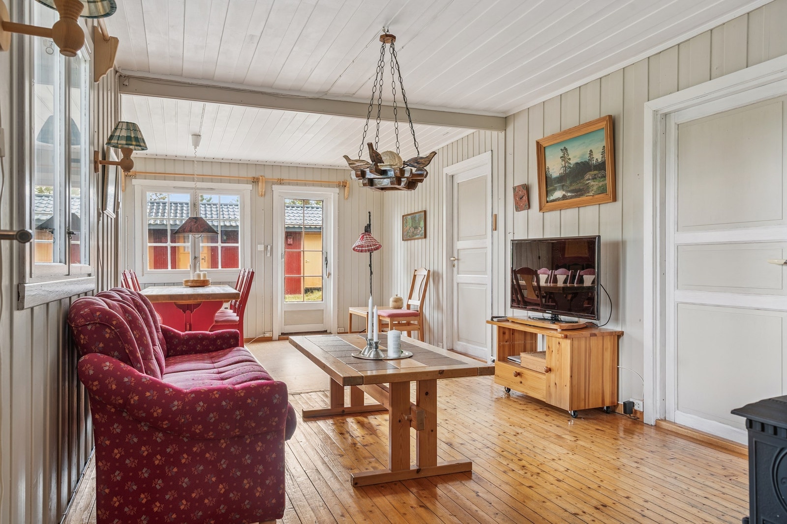 Rommet gir god plass til både sofagruppe og spisebord. Galleribilde