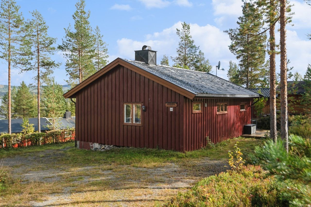 Eiendommen har en gruset innkjøring med parkeringsmuligheter på egen tomt. Galleribilde