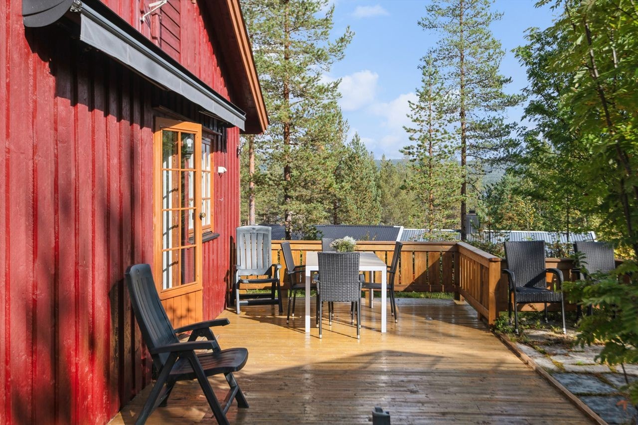 Eiendommen har et samlet terrasseareal på 42 m² med en stor sørvendt platting. Galleribilde