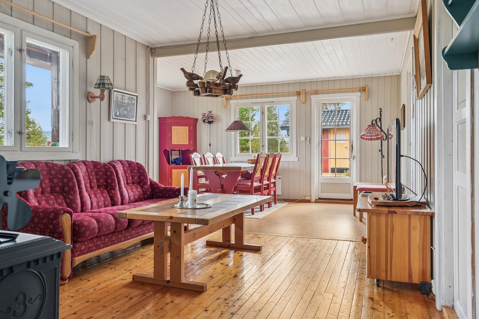 Stuen har tregulv og direkte utgang til den sørvendte terrassen via spisestuedelen. Galleribilde