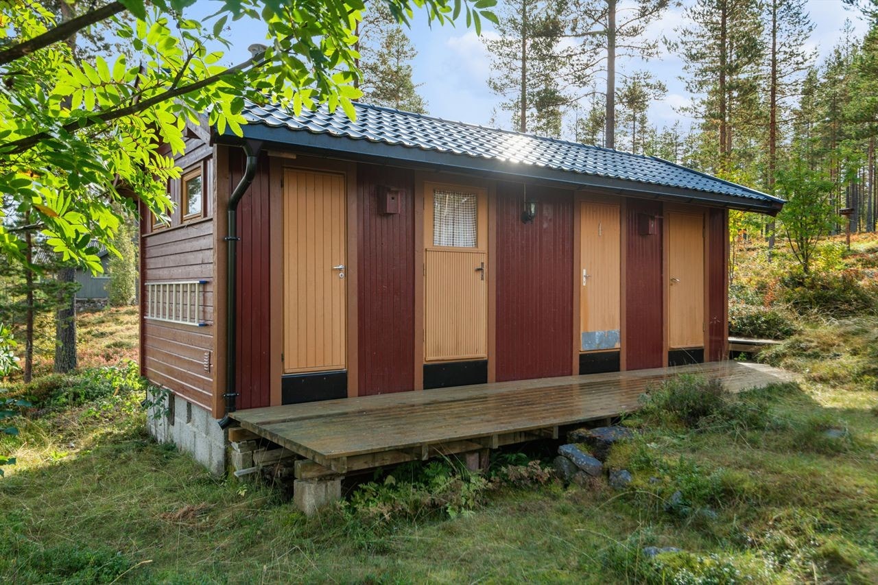 Uthuset fra 1972 gir rikelig med lagringsplass og fleksible bruksmuligheter. Galleribilde