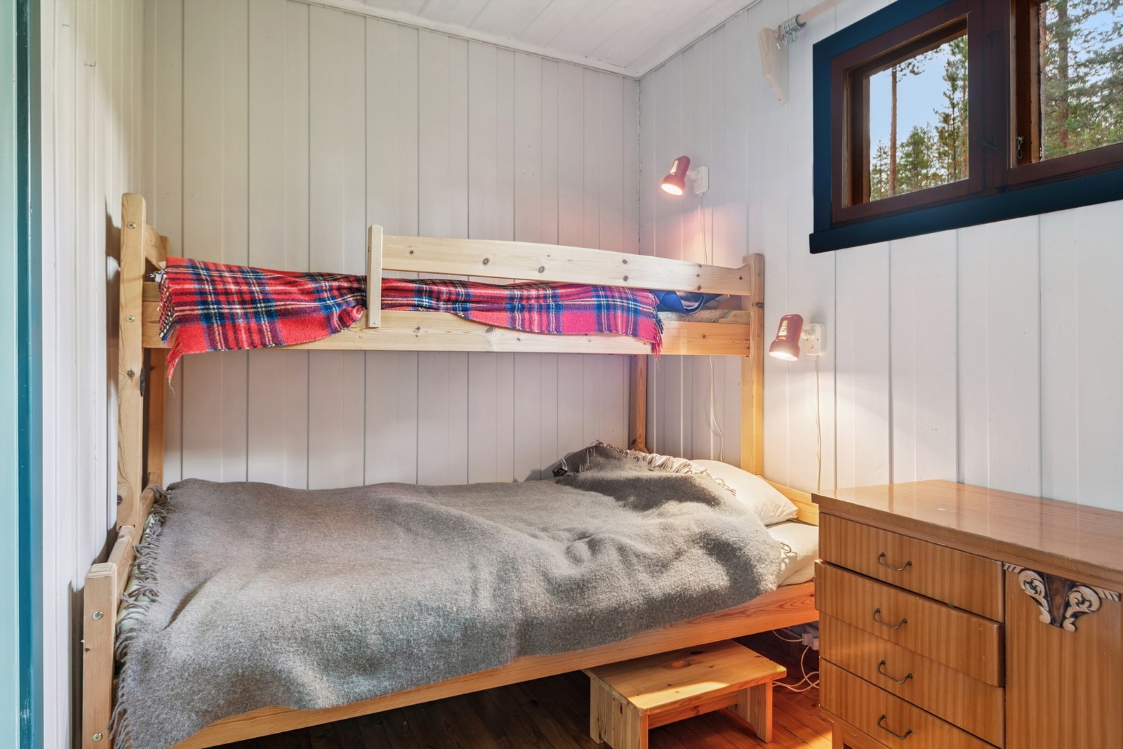 Hovedhytta har to soverom. Dette rommet er innredet med en praktisk familiekøye. Galleribilde