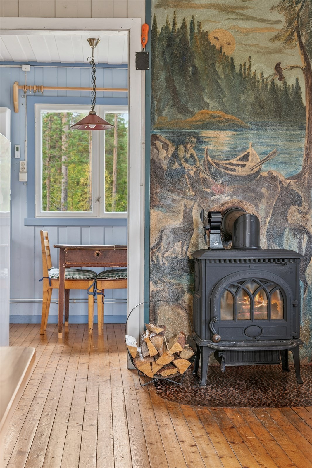 Ildstedet er sentralt plassert mellom stue og kjøkken. Galleribilde