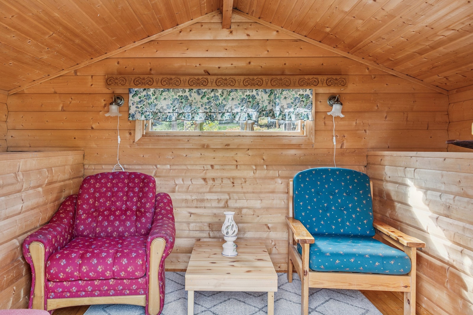 Innvendig byr annekset på et lunt rom med plass til sittegruppe eller senger. Galleribilde